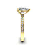 Bague de fiançailles 1.70 carat or jaune diamant synthétique poire et diamants synthétiques ronds Noémie